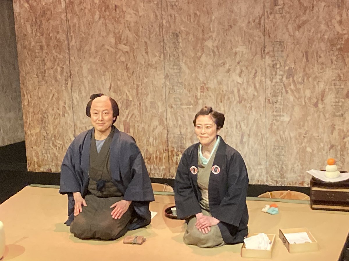 劇団青山家「芝浜」観劇。約75分

初見の団体さん。
有名な人情落語らしい。
あー「夢の革財布」やんって思った。
上方落語しか知らんもんで。
落語と違って二人芝居で女の人が居てるとより夫婦感が際立つなぁ。頭いい嫁さんやなぁw
現代的な感じの文言もちょこっと挟み込んでかなぁ。