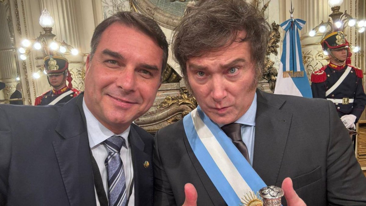 Gustavramski_'s tweet photo. Será se o pobre d direita ainda quer mudar pra Argentina onde o Milei decretou jornada d 12 horas d trabalho, acabou com 13º salário, férias, horas extras, atestado médico, etc..!?
Fizeram M..💩 https://t.co/pLoTqE6hXQ