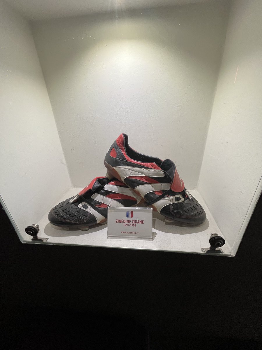 Kn_Bn89's tweet photo. Belle découverte hier à #Milan🇮🇹  à l’occasion d’un déplacement professionnel. Pour les amateurs de bons restaurants et de football je vous conseille le @botinero 👍🏻 en plus de bien manger vous pourrez admirer une superbe collection de chaussures. Merci à nos hôtes pour l’accueil https://t.co/2eKVd2RoRC