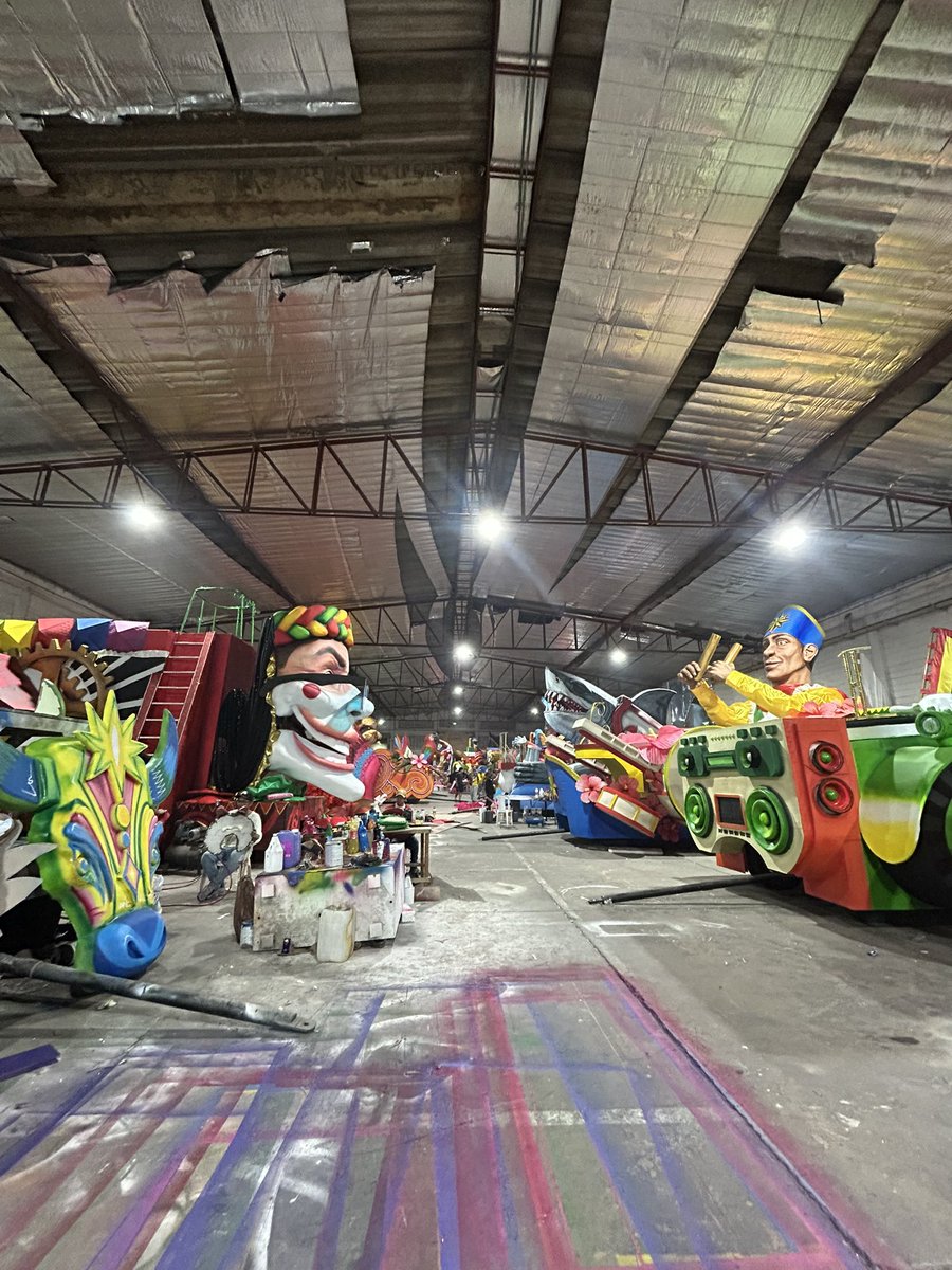 LucasDLaRosa's tweet photo. Ayer conociendo por primera vez la fábrica de carrozas @Carnaval_SA y las que saldrán mañana en la vía 40 🤩💃 https://t.co/R0Z8OfQniY