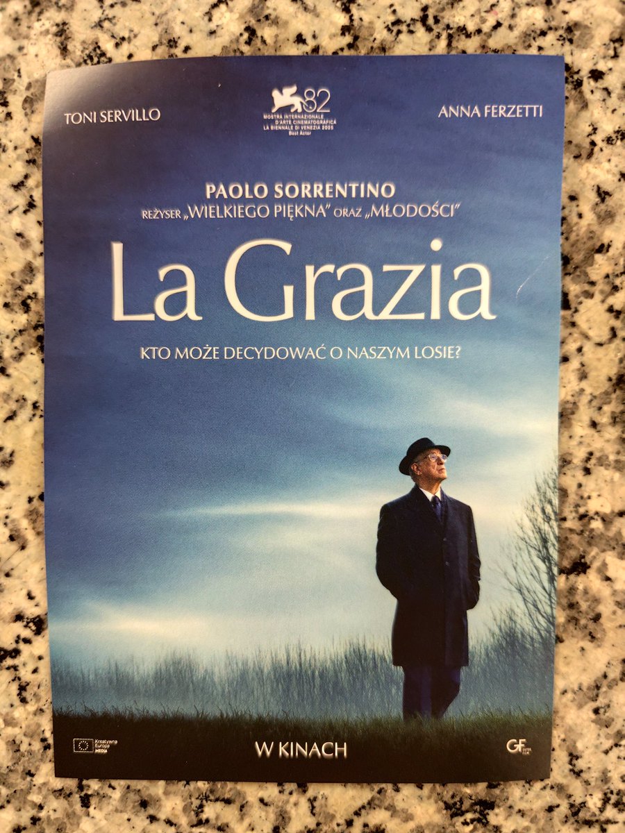 Fajny film wczoraj widziałam. O władzy, odpowiedzialności i o miłości. 
Chciałabym żeby w Polsce prezydent był tak szanowany jak prezydent Włoch w tym filmie. I żeby tak szanował swój urząd, państwo i obywateli. 
Każdy prezydent.