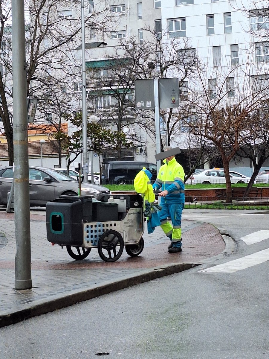 PPteVallecas's tweet photo. 🧹Los operarios del servicio municipal de limpieza destinados en nuestro distrito, con su trabajo diario contribuyen a hacer barrio, son un ejemplo de profesionalidad y cercanía.

Vecinos y operarios, codo a codo, para construir #ElMejorPuenteDeVallecasEntreTodos

#VallecasReluce https://t.co/kJTDYaJs6s