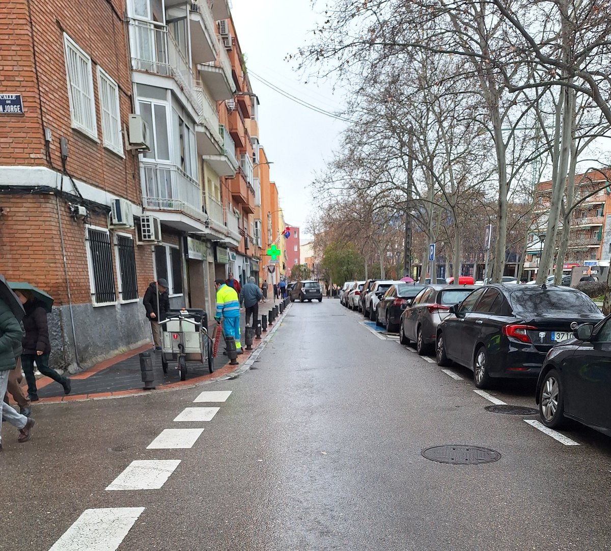 PPteVallecas's tweet photo. 🧹Los operarios del servicio municipal de limpieza destinados en nuestro distrito, con su trabajo diario contribuyen a hacer barrio, son un ejemplo de profesionalidad y cercanía.

Vecinos y operarios, codo a codo, para construir #ElMejorPuenteDeVallecasEntreTodos

#VallecasReluce https://t.co/kJTDYaJs6s