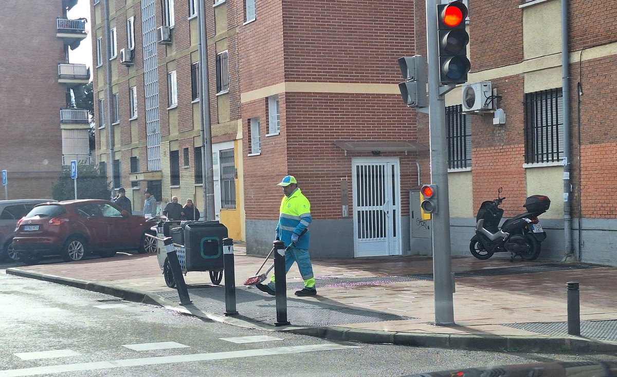 PPteVallecas's tweet photo. 🧹Los operarios del servicio municipal de limpieza destinados en nuestro distrito, con su trabajo diario contribuyen a hacer barrio, son un ejemplo de profesionalidad y cercanía.

Vecinos y operarios, codo a codo, para construir #ElMejorPuenteDeVallecasEntreTodos

#VallecasReluce https://t.co/kJTDYaJs6s