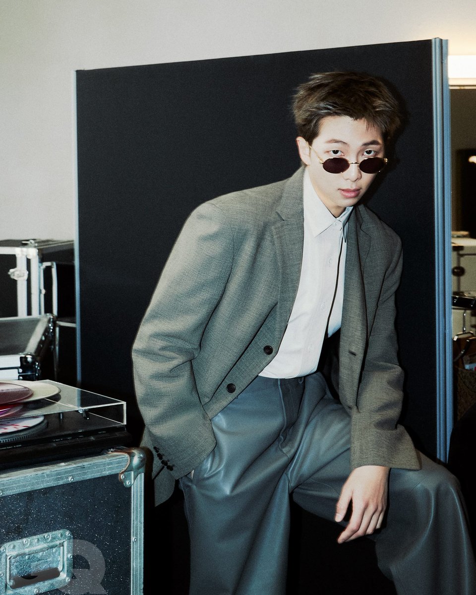 NAMJOON HABLA ACERCA DE LOS GRAMMYS Y QUE AHORA LO MAS IMPORTANTE ES ESTAR CON EL GRUPO Y ARMY:

"No lo sé, porque ha pasado el tiempo. Hay muchos nominados relacionados con el K-pop en el panorama general y, de verdad, quiero enviarles un gran aplauso. 

Lo intentaremos, quizás