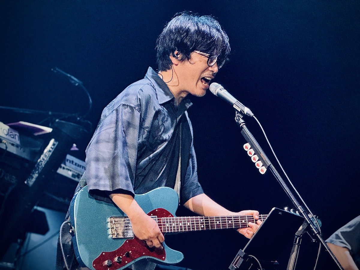 qrlinfo's tweet photo. 本日は『ROCK or LIVE！-ロックお笑い部- Vol.9』🔥
🦍@GorillaHall_osk 🦍

お越しいただいたみなさま、空気階段さんありがとうございました！！

次回のライブは2026年3月7日（土）
J-WAVE TOKYO JAMBOREE 2026
岸田繁が弾き語りで出演します🥋🎸

集合写真 : 浜村晴奈
#くるり #空気階段 https://t.co/KZheqL2JdE