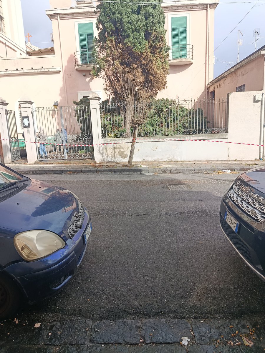 MFra91's tweet photo. Il maltempo, soprattutto vento abbastanza forte ha fatto danni in #Sicilia 
Qui prima di pensare al ponte, ci sono altre cose a cui pensare, perché con le raffiche di vento stanotte nemmeno in un ipotetico ponte si poteva viaggiare. 
#maltempo #tempesta https://t.co/2T0TiQ9Ypu