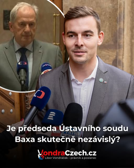 SOS_projevu's tweet photo. Soudce musí být nejen nestranný a nezávislý, ale také důvěryhodný.  Předseda sněmovní komise pro ústavu @vondraczech_cz si klade otázku, jak tyto zásady naplňuje předseda @usoud_official. 
„Josef Baxa otevřeně prohlásil, že by funkci ústavního soudce za prezidentství Miloše Zemana nepřijal. Tím, že svůj vstup do funkce podmínil změnou hlavy státu, vytvořil dojem, že jeho legitimita není odvozena čistě od ústavy, ale od hodnotové shody s konkrétním politickým aktérem (konkrétně Petrem Pavlem, od kterého ji později přijal). V očích veřejnosti se tak soudce stává spíše spojencem určitého politického směru než nezávislým arbitrem.“
"Baxa také přiznal účast na demonstraci na Letné v roce 2019, pořádané spolkem Milion chvilek pro demokracii... Uvedl, že si demonstraci „moc užil“, a chválil organizátory. Ještě zásadnější ale je, že podepsal také výzvu „Chvilka pro rezignaci“. Čímž se z pozice vysokého představitele justice přímo zapojil do politického boje.“
"Judikatura ESLP přitom opakovaně hovoří o tom, že u soudce stačí existence legitimní obavy, že chová předsudky vůči určitým politickým subjektům nebo je s nimi názorově spjat... Od soudců očekává, že ... se vyvarují politických projevů, politicky zabarvených mediálních vystoupení a dalších účastí na shromážděních. U předsedy Ústavního soudu jsou tyto nároky samozřejmě ještě mnohem vyšší."
„Pokud se veřejně známé hodnotové postoje shodují se světonázorem prezidenta, který jej jmenoval, a současně s dřívější jednostrannou kritikou konkrétní politické strany, je namístě otázka: Bude Ústavní soud vnímán jako nestranný arbitr, nebo jako aktér jedné strany politického konfliktu?“
https://t.co/Q3ImXHnsH7