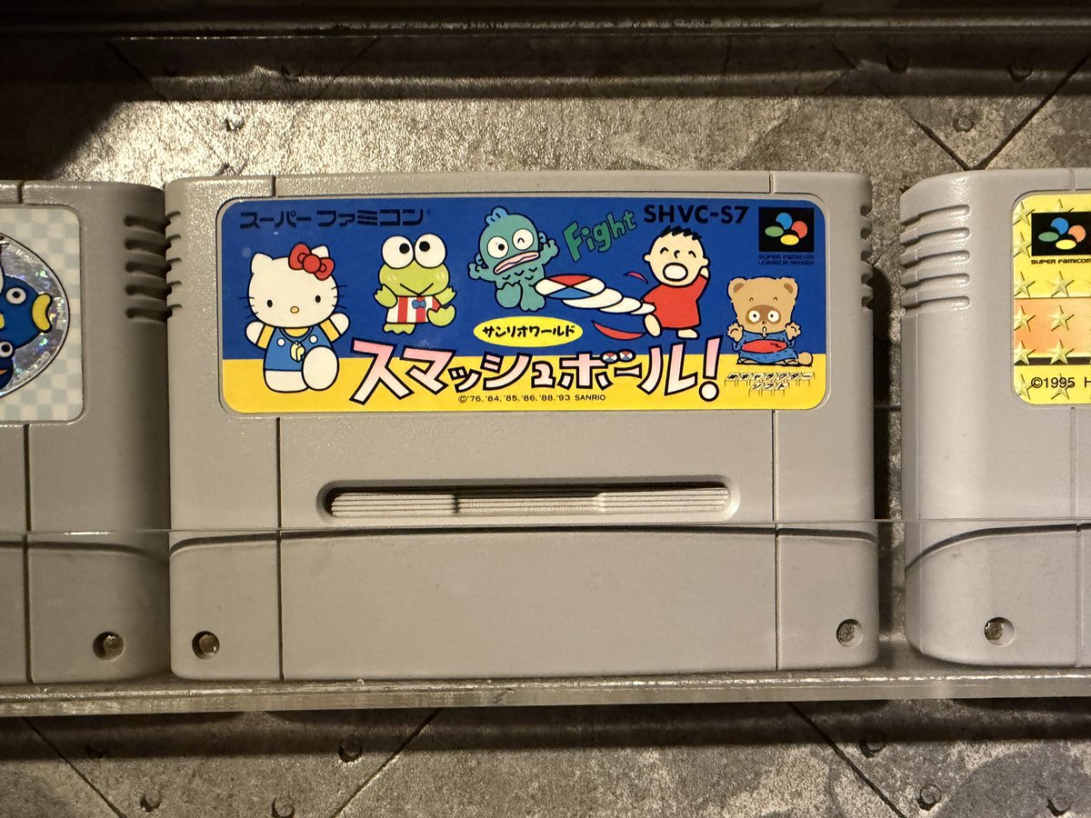 これは…不朽の名作！
スマッシュボール！！じゃないですか！

旧作の面白さを引き継いでいるなら間違いなく買いです！
女性人気もさることながら、サンリオのキャラクターが豊富になったこのご時世、絶対楽しいはず！！

サンリオ総選挙にもいない隠しキャラのエバリブーも収録してるなら凄いなぁー🤣