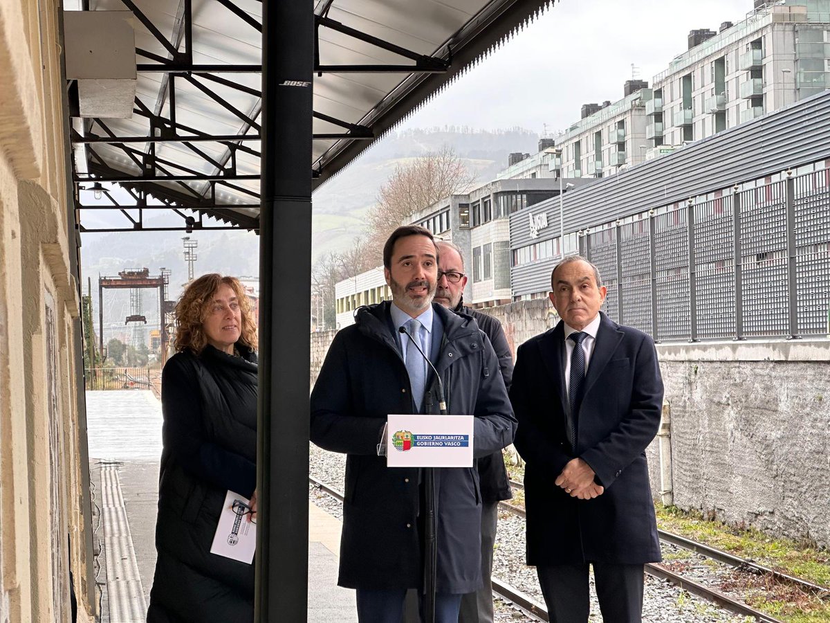 DptoTurComCon's tweet photo. 🚂 El Consejero @JHurtadoGV ha visitado, junto a la Consejera de Movilidad Sostenible, @susanagarc2, la antigua estación de #Lutxana, que avanza en su transformación como subsede del Museo Vasco del Ferrocarril.

📍Lutxana será un nuevo centro de interpretación del legado ferroviario vasco, en un enclave con un enorme valor simbólico.

https://t.co/6ywBHxF9ed🔗