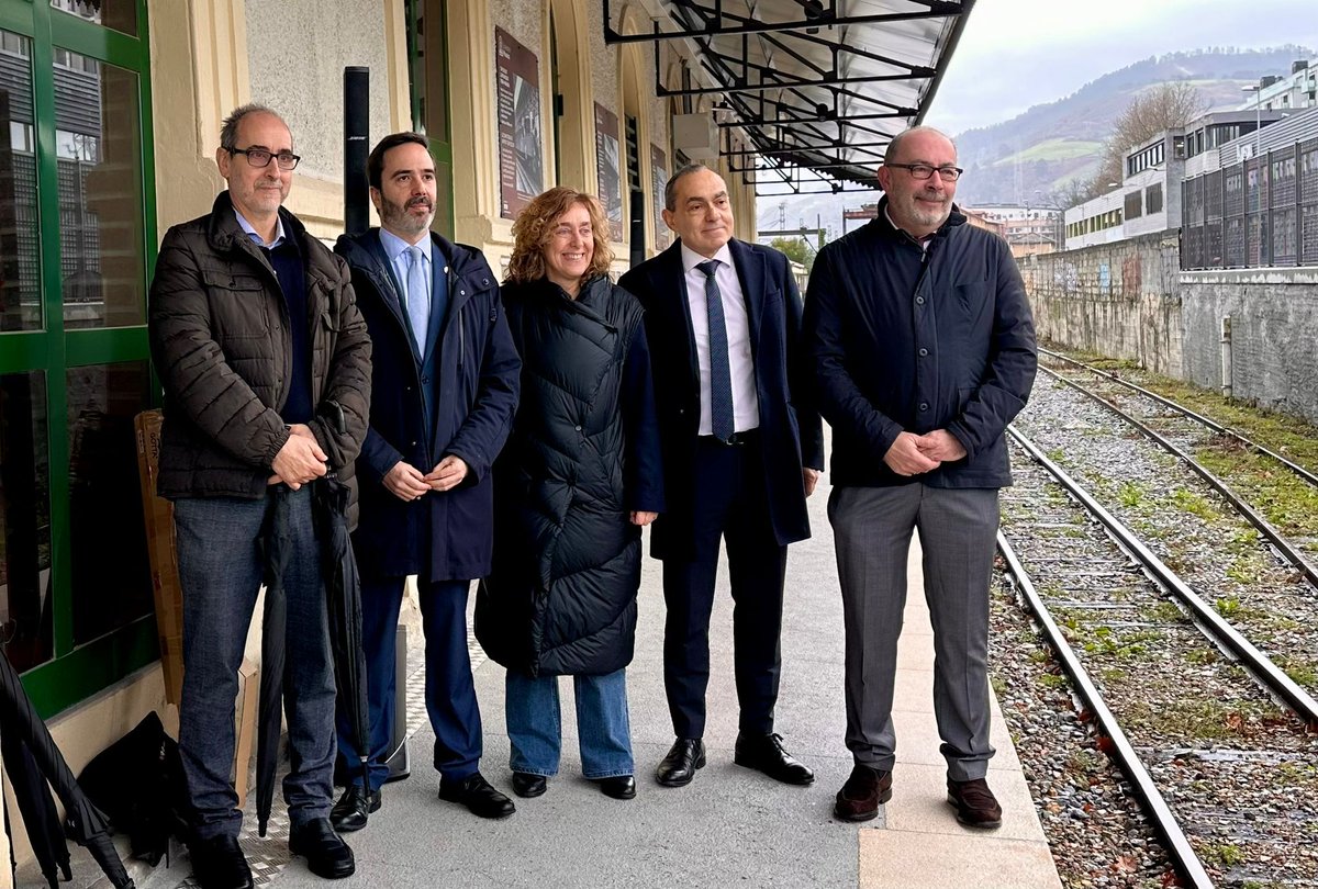 DptoTurComCon's tweet photo. 🚂 El Consejero @JHurtadoGV ha visitado, junto a la Consejera de Movilidad Sostenible, @susanagarc2, la antigua estación de #Lutxana, que avanza en su transformación como subsede del Museo Vasco del Ferrocarril.

📍Lutxana será un nuevo centro de interpretación del legado ferroviario vasco, en un enclave con un enorme valor simbólico.

https://t.co/6ywBHxF9ed🔗