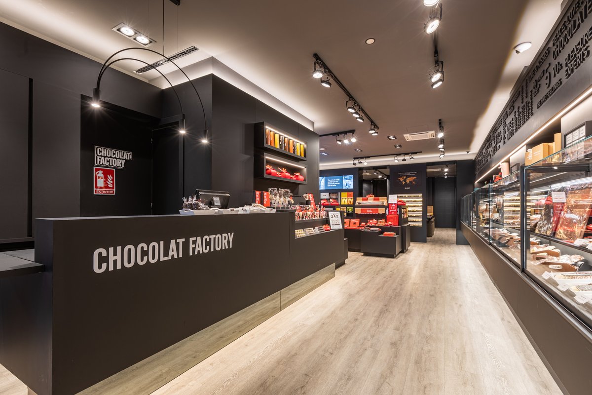 Vinyltop es una opción muy utilizada en locales comerciales.

✅ Resistente al tránsito
✅ Acabado muy natural
✅ Fácil mantenimiento

🍫 Chocolat Factory de #Barcelona, tocando Paseo de Gracia.

✉️ info@santjustparquets.com

 #interiorismo #decoración #construcción #reformas