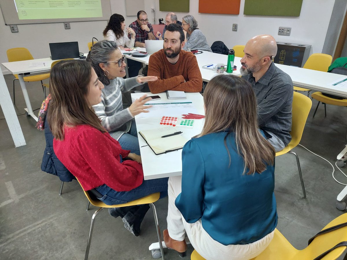 vlcinnovation's tweet photo. TALLER | Los participantes (representantes de entidades de la ciudad) del taller sobre #PolíticasPúblicas y desperdicio alimentario han trabajado sobre el abordaje de este problema y en soluciones reales a poner en marcha en #València. @ToNoWaste @AjuntamentVLC @liligargar https://t.co/43ogSK2y6q