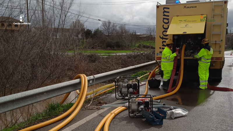 Plan_INFOCAM's tweet photo. Hoy se han movilizado medios de #INFOCAM hasta #ElTorno #CiudadReal para colaborar con @112CLM en tareas de achique de agua.

🚒 1 medios terrestres
👩‍🚒 3 efectivos entre #AAMM y #BBFF https://t.co/tIvFoyOIBw