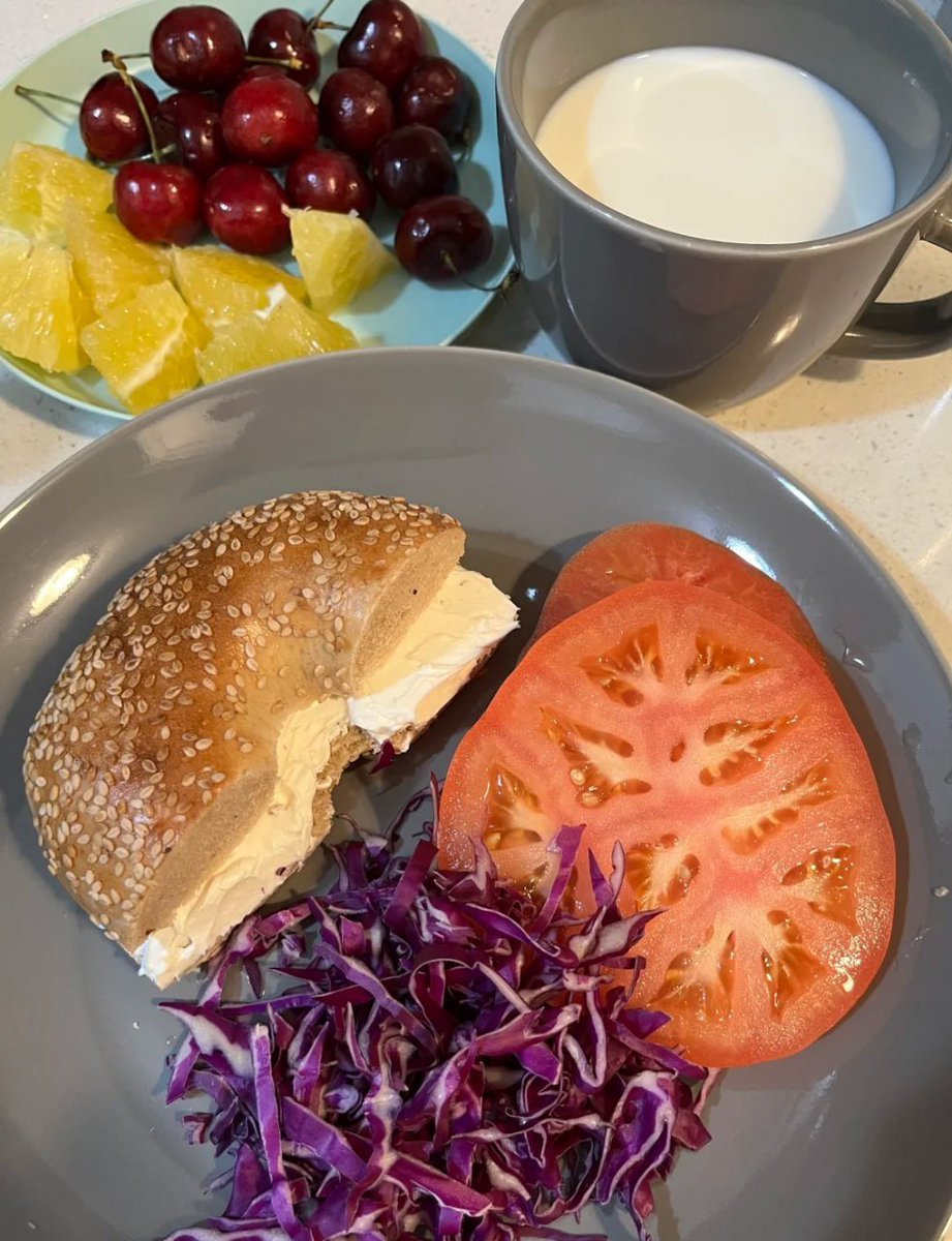 hassantoke's tweet photo. A bagel mixed with cream cheese, so delicious, purple cabbage and cherries, while tomatoes and citrus fruits are packed with vitamin C. Eat a good breakfast for a healthy day. #TorontoLife #BreakfastCheckIn #Bagels #SoloMeal https://t.co/qWp3JV9lYN