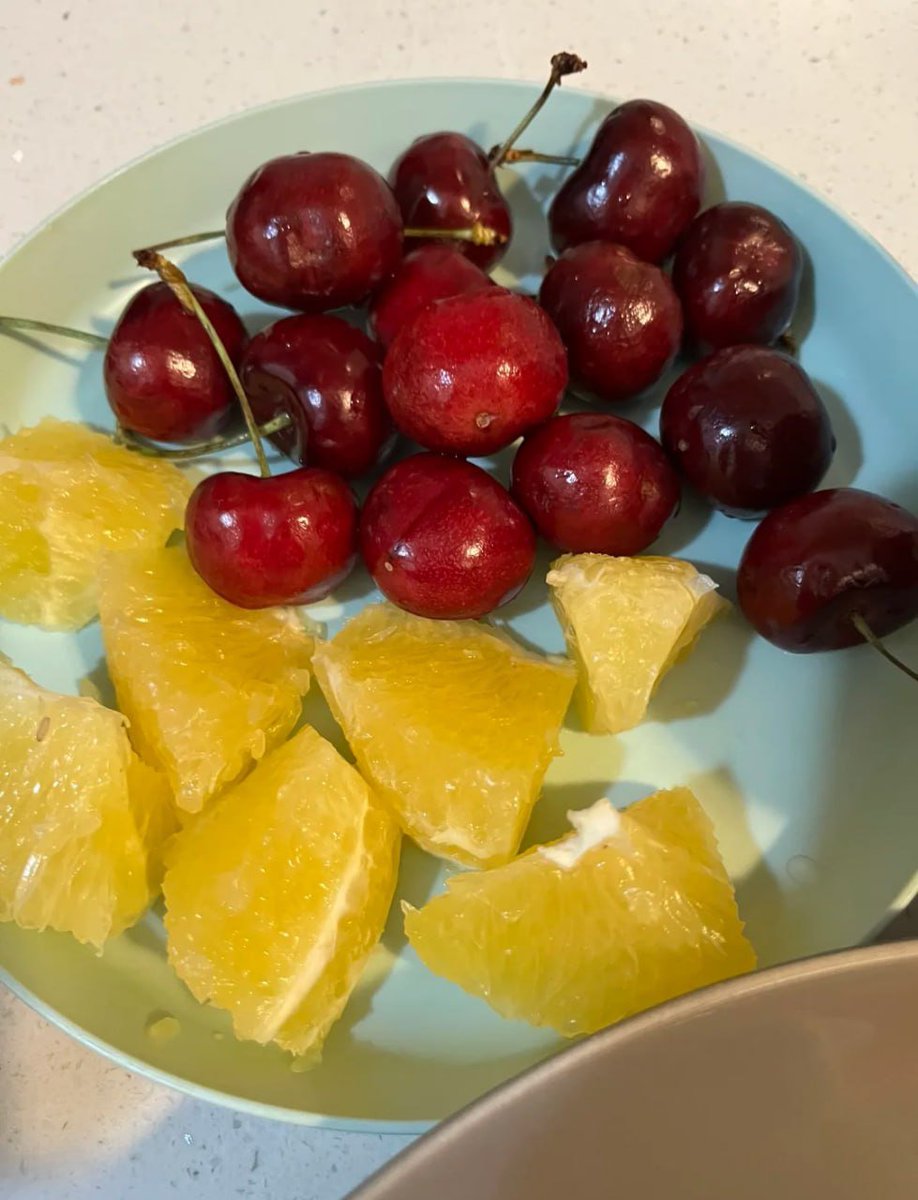 hassantoke's tweet photo. A bagel mixed with cream cheese, so delicious, purple cabbage and cherries, while tomatoes and citrus fruits are packed with vitamin C. Eat a good breakfast for a healthy day. #TorontoLife #BreakfastCheckIn #Bagels #SoloMeal https://t.co/qWp3JV9lYN