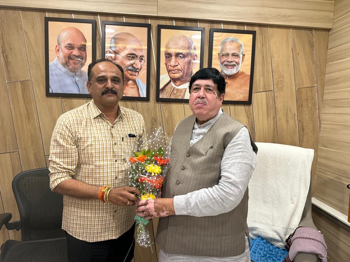 Dileep_Sanghani's tweet photo. अमरेली जिला भाजपा के नवनियुक्त महासचिव श्री मयूरभाई मांजरिया ने अमरेली में शिष्टाचार भेंट की।

नवीन दायित्व के लिए हार्दिक बधाई एवं सफल ओर प्रभावी कार्यकाल की शुभकामनाएँ। https://t.co/kB2T0vE00P