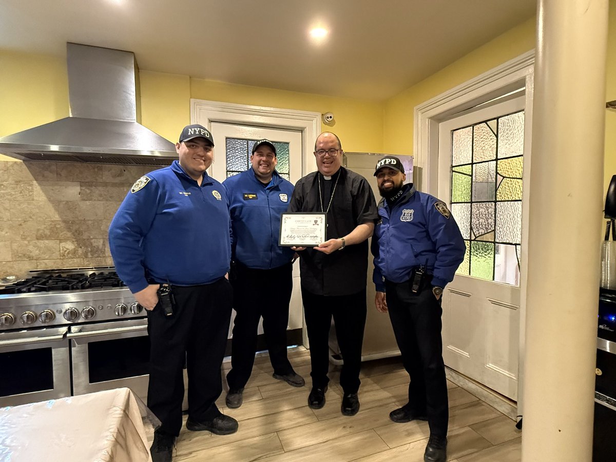 Honored yesterday to welcome friends from the 115th Precinct—Dt. Bayron Gonzalez, Officer Kevin Lawrence &amp; Officer Peña—who came to bid me farewell after years of serving #Corona NY together.

Grateful for their service. May God bless and protect the #NYPD always. 🙏🏼