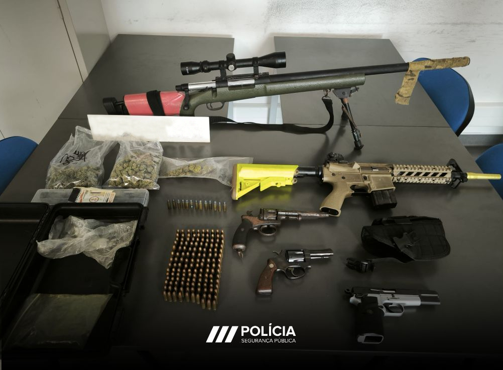 PSP_Portugal's tweet photo. 🚨#PSPLisboa deteve, no cumprimento de buscas domiciliárias, um homem por posse de armas proibidas.
No cumprimento das buscas foram apreendidos:
2 revólveres de calibre .32;
1 pistola de calibre 9 mm;
2 espingardas de airsoft;
156 munições.
#SemprePresente https://t.co/nhKrrx8P2q