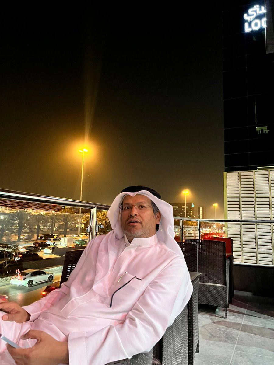 تساؤلات أدبية :
من أين يجيء الأدباء بلغتهم ؟وكيف تكتسب شفرة هذه اللغة الخاصة ؟ وإذا كان الناقد لا ينتمي إلى زمرة الأدباء فمن أين يتأتى لأي منهما أن يمارس تحليل هذه اللغة الخاصة ؟
تجيء لغةُ الأدباء من مكانٍ لا يُرى بقدر ما يُحَسّ؛ من الطبقة الخفيّة التي تسبق الكلام، من التجربة حين