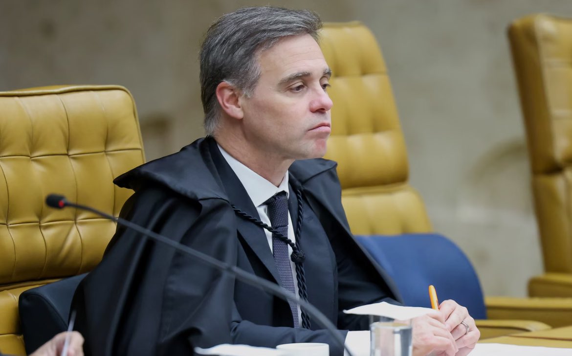 CentralDireitaB's tweet photo. 🇧🇷 CENTRAL: Nesse momento, André Mendonça é a pessoa mais poderosa da República.

Relata dois casos: INSS e Master. https://t.co/qeUDx7vnyI