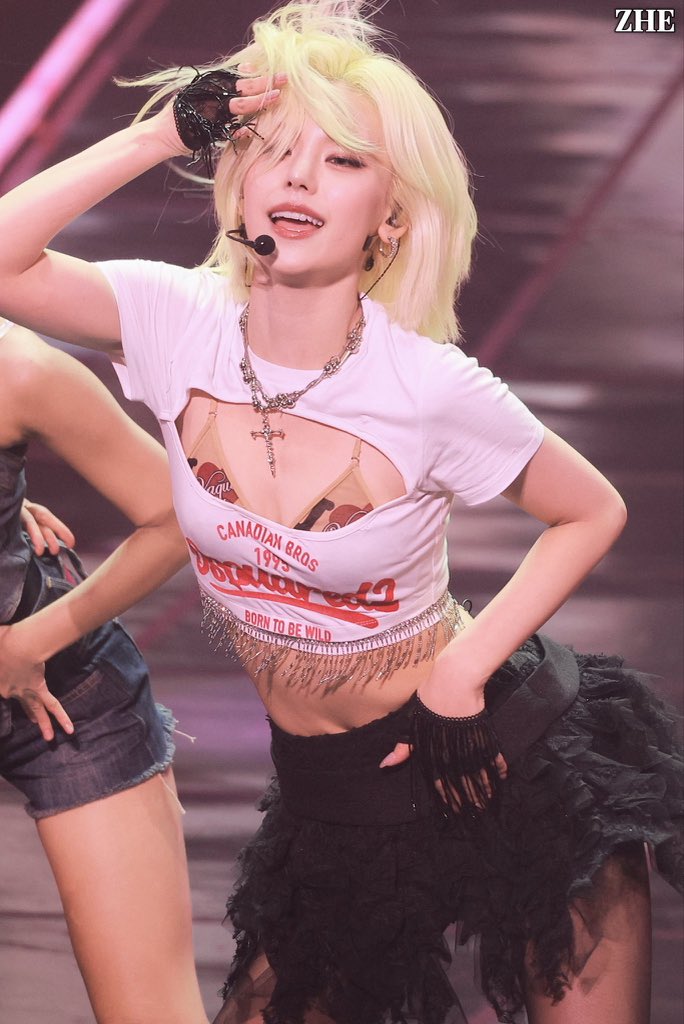 HWANG YEJI YOU ARE FUCKING INSANE