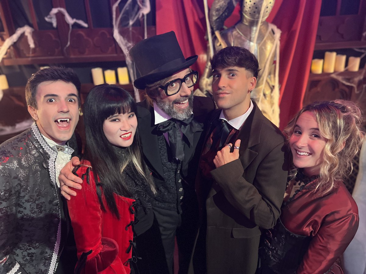 Gestmusic's tweet photo. Ja són aquí els nous capítols de #ProjecteBeta! 📚🧛♀️La Joana arriba en versió “Joanne de Joanne”, els Beta volen salvar la Lola vampira sense estaca i demanen ajuda a Maurici Van Helsing (@oscardalmau_). A @SomSX3 i @som3cat! https://t.co/1thn5nZvF4