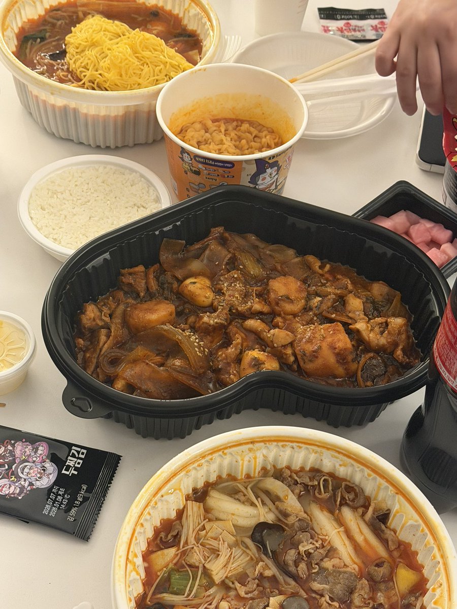 chunmong_'s tweet image. 오랜만에 다같이 모여 라방보며 깔깔🖤
(With 마토, 은호❤️)