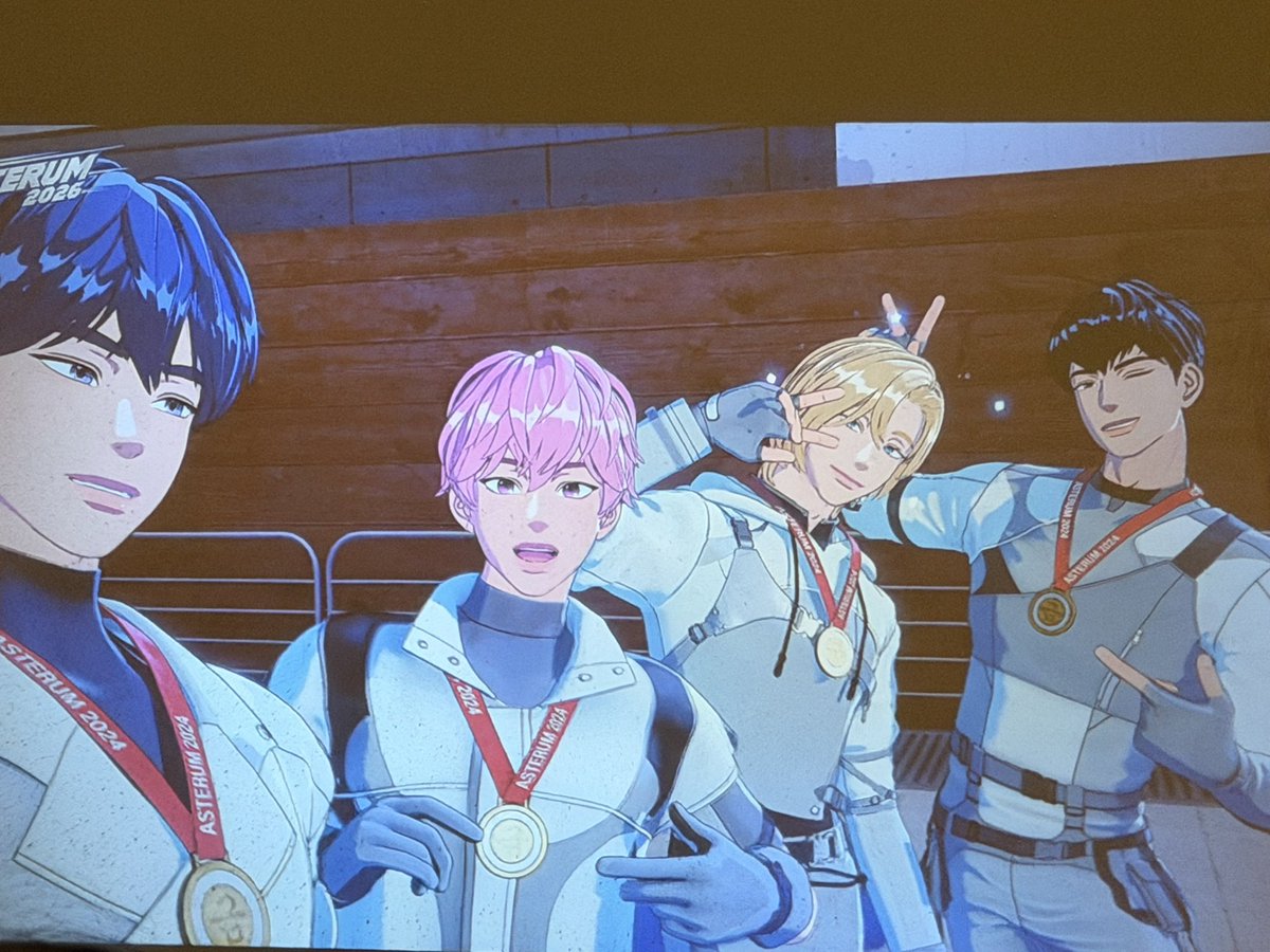 chunmong_'s tweet image. 오랜만에 다같이 모여 라방보며 깔깔🖤
(With 마토, 은호❤️)