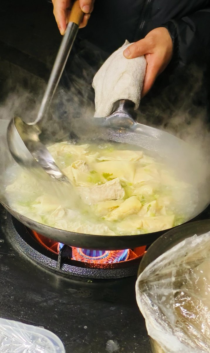 YaraDaily989's tweet photo. 汤泡饭到底伤不伤胃、安不安全？

许多人担心汤泡饭中的饭粒没有完全咀嚼就吞咽对胃不好。但其实大多数米饭，包括隔夜的，消化过程通常不成问题，都易于消化，一般人不用有消化不良的担忧。其实还有一个潜在好处——隔夜米饭中抗性淀粉含量大大上升，可能使血糖升高速度变慢。

至于伤不伤胃，这里��一个误区，就是认为吃非常好消化的东西就是养胃。其实对于健康的胃来说，没有这个必要。真正对胃好的做��，是戒烟戒酒、别吃太咸、注意饮食卫生、膳食均衡、对胃刺激性大的食物不要总吃。

关于汤泡饭的安全性，重点在于饭、配菜的选择。需要注意的是，室温下很多食物可能存在细菌污染的风险，比如出现米酵菌酸毒素等有害物质，如果米饭存放过久或米汤储存不当，都可能增加这类风险，不过一般上海人吃的时候还会烧开一下，才过一天的饭就没这些问题了。

另外，选择安全的大米也很重要。有些大米可能富集了较多的无机砷，这也是一种风险。

尽管如此，总体来说，偶尔食用汤泡饭问题不大。只是如果频繁食用，可能因为其营养价值不如富含多种蔬菜和高蛋白食物的均衡饮食而对健康不利。