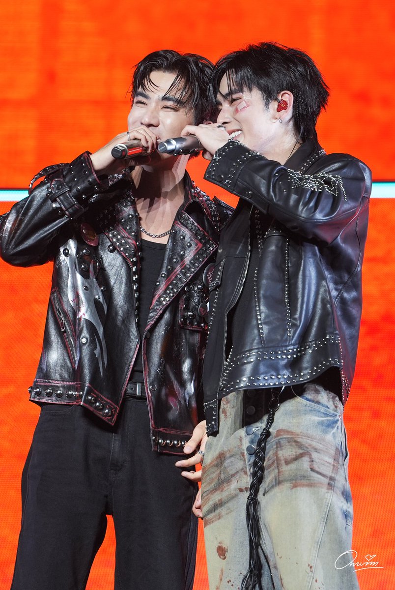 นี่เพลง Knock Knock หรือเพลงรัก 😳

JASPER KINDLED FIRSTRISE
PERTH UNROCK FIRSTRISE

#RISERCONCERTD1
#Santapp #PerthTanapon
#PerthSanta