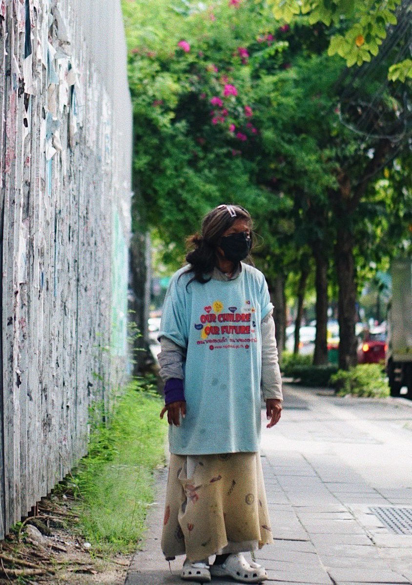 ก่อนถูกวินิจฉัยทางจิตเวช เธอถูกตรวจร่างกายพบค่าตับสูงกว่าปกติถึง 3 เท่า หมอระบุว่าเธอเป็นไวรัสตับอักเสบ หลังจากนั้นตรวจพบวัณโรคอีก 1 โรค และตามมาด้วยวินิจฉัยโรคจิตเภท
.
หมอแจ้งพวกเราว่า ถึงแก่ชีวิตได้เลยนะถ้าไม่ได้รักษา
.
เธอหลับนอนใช้ชีวิตอยู่ในพื้นที่ย่านพระราม 9 นานเกิน 2