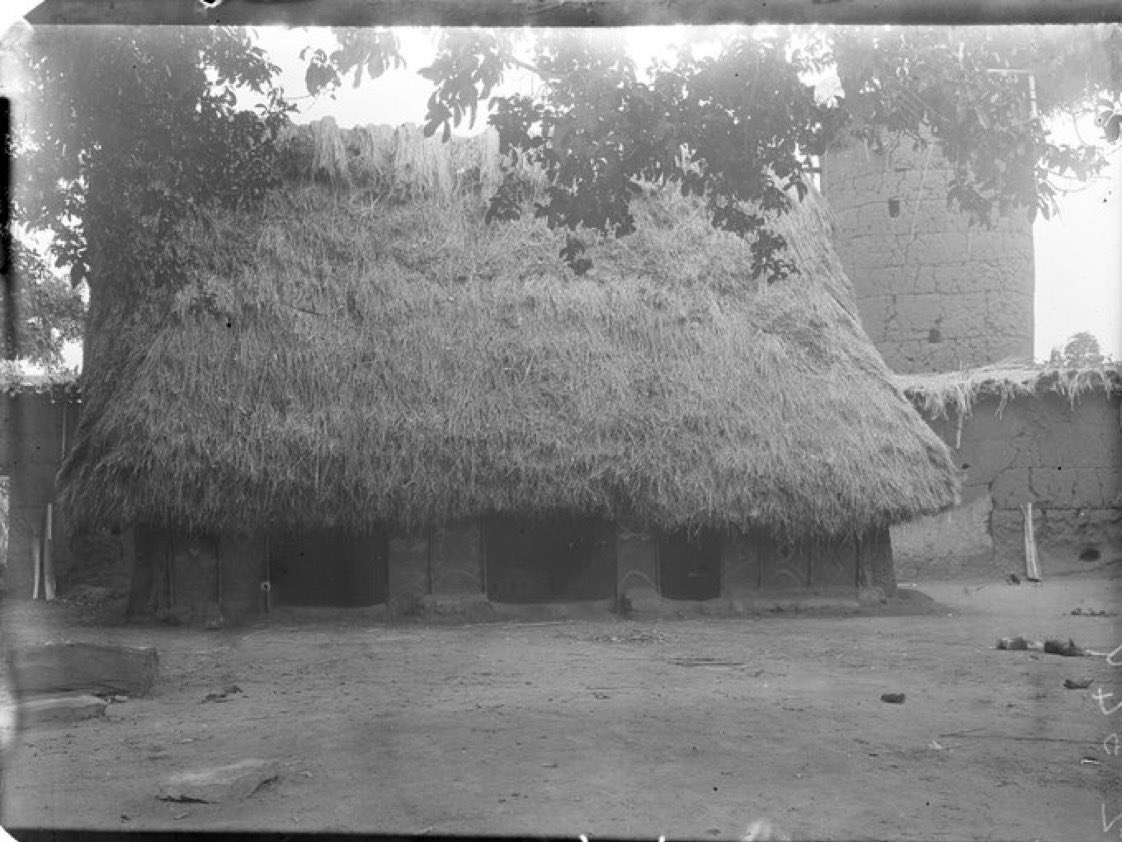 islemonjuice's tweet photo. Long Roof is actually an Igbo thing. even though the modern one is for aesthetics. 

But our Pre-Colonial houses has longer roofs because it helps to withstand heavy tropical rainfall, enhance natural cooling, and provide extra storage space. 

These steep roofs allow water to shed quickly, preventing leaks and structural damage, while creating an attic space for insulation against intense sunlight.