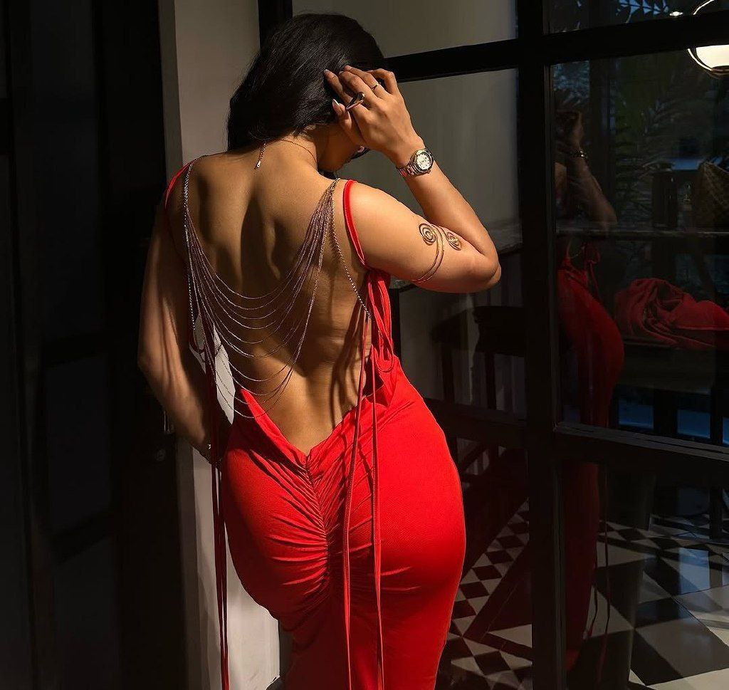 ••
~
~
نحـن فراغ 
لا يملؤنا ... إلا الحـب
ونحـن عتمـة 
لا يضيؤها إلا العشـق
🕊💜
~
••#اضغاث_اقلام