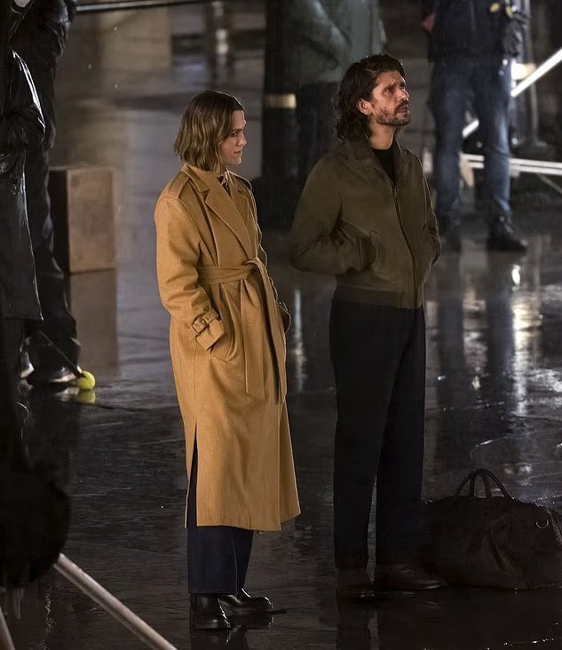 Lieryn's tweet photo. Helen + Sam = BFFL 

Keira Knightley and Ben Whishaw filming Black Doves season 2 

#keiraknightley #benwhishaw #helenwebb #samyoung https://t.co/7TcmdeMmBO