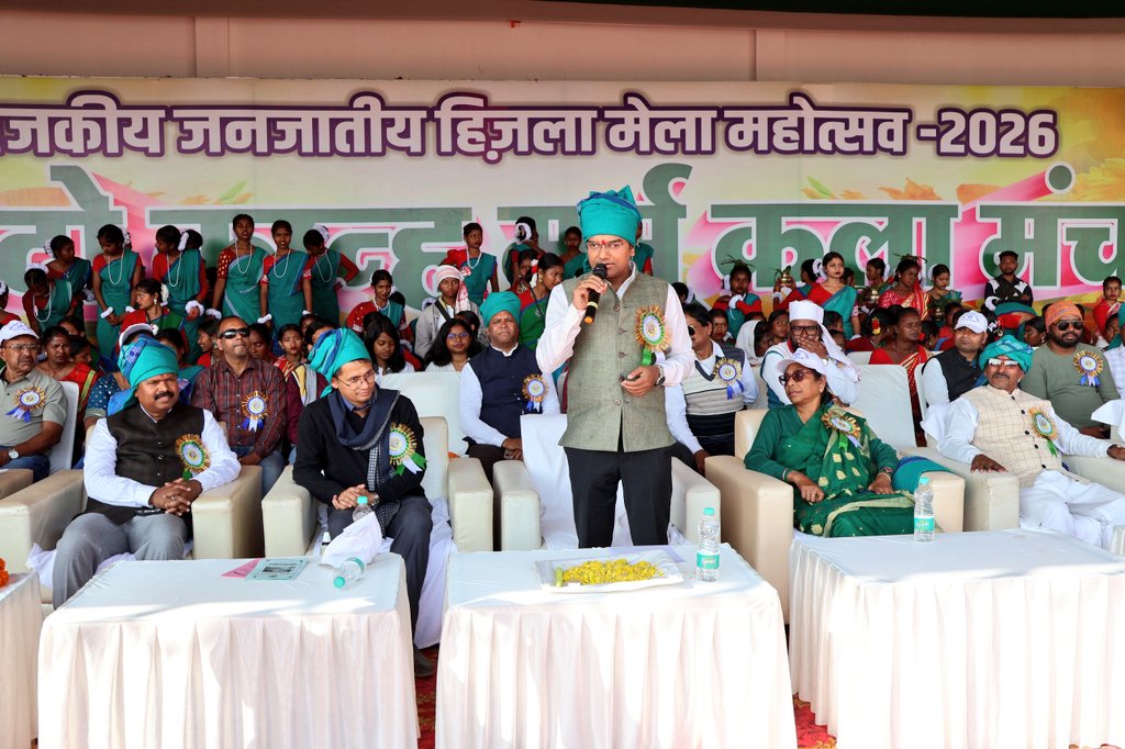 DumkaDc's tweet photo. 13–20 फरवरी तक आयोजित राजकीय जनजातीय हिजला मेला महोत्सव-2026 का उल्लास जुलूस, पारंपरिक पूजा-अर्चना के साथ भव्य शुभारंभ हुआ। यह मेला परंपरा और आधुनिकता का अद्भुत संगम है। मेले में सुरक्षा, स्वच्छता, पेयजल, यातायात सहित सभी आवश्यक सुविधाएँ सुनिश्चित की गई है।
@HemantSorenJMM https://t.co/eI2IU4Xopd