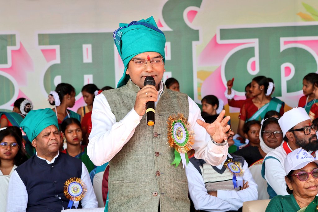 DumkaDc's tweet photo. 13–20 फरवरी तक आयोजित राजकीय जनजातीय हिजला मेला महोत्सव-2026 का उल्लास जुलूस, पारंपरिक पूजा-अर्चना के साथ भव्य शुभारंभ हुआ। यह मेला परंपरा और आधुनिकता का अद्भुत संगम है। मेले में सुरक्षा, स्वच्छता, पेयजल, यातायात सहित सभी आवश्यक सुविधाएँ सुनिश्चित की गई है।
@HemantSorenJMM https://t.co/eI2IU4Xopd