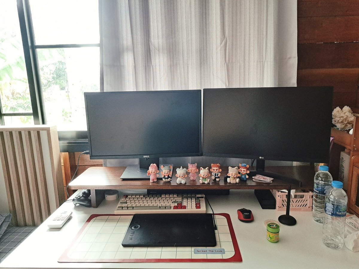 #รีวิวโต๊ะทำงานนักวาด
มาเล่นบ้างค่ะปกติจะรกมากๆ จัดโต๊ะทีคือเน้นโต๊ะที่สะอาด 
ของที่ใช้ไม่มินิมอล แต่เน้นงบประหยัดเพราะหนูจน😂