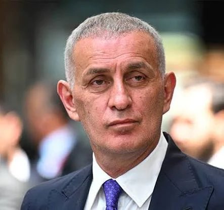 Gizli kapılar ardında Dursun Özbek ile şampiyonluk anlaşması yapıp, sakın ha diye tehdit edilip ses çıkarmayan.

Trabzonspor - Fenerbahçe maçına Halil Umut Meler'in atanmasına tek kelime edemeyen.

Yarın yaşanacak kötü bir olayda baş sorumlu sensin ibrahim Hacıosmanoğlu.