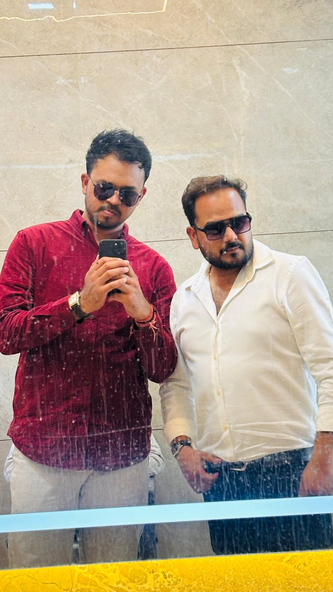 bhi_hek's tweet photo. Hey @grok can you clean the mirror in this image please? https://t.co/BUKTRJNjlf