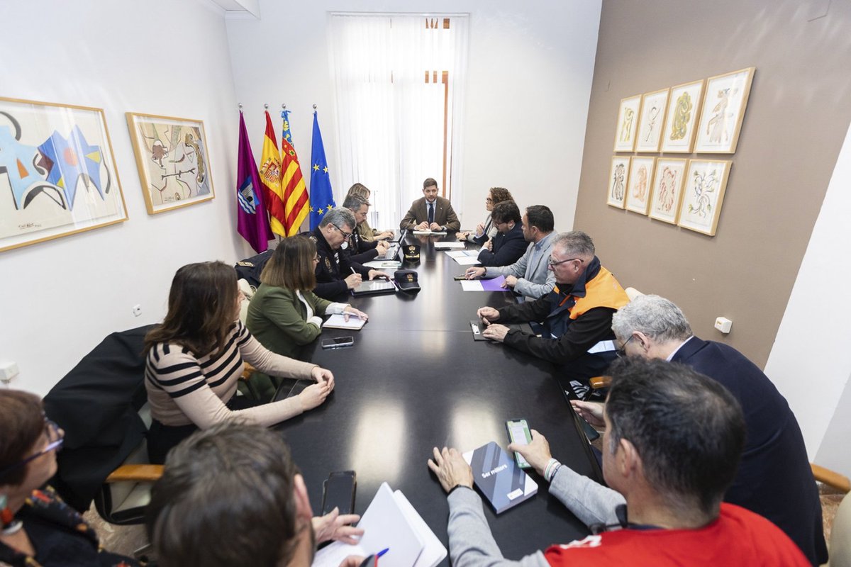 aj_gandia's tweet photo. ⚠️ ATENCIÓ
El Centre de Coordinació d'Emergències de la Generalitat Valenciana ha establert l’alerta taronja per vents forts.

👥 Davant aquesta situació de preemergència i com a mesura de prevenció, s'ha reunit el CECOPAL, Centre de Coordinació Municipal, amb responsables polítics i tècnics de l'Ajuntament, amb la participació de la Policia Local, Creu Roja i Protecció Civil.

 👉  Després de la reunió s'ha decidit prendre les següents mesures, les quals tindran vigència fins a nou avís:
❌⁠ ⁠El tancament de les intal·lacions municipals a l’aire lliure:
•⁠  ⁠Parcs i jardins.
•⁠  ⁠⁠Cementeris municipals.
•⁠  ⁠⁠Instal·lacions esportives a l'aire lliure.
❌⁠ ⁠El cessament de les activitats a l'aire lliure:
•⁠  ⁠Suspendre el mercadet dels dissabtes a Roís de Corella.
•⁠  ⁠Suspendre el porrat del Raval.

❗Demà dissabte, al llarg del matí, es tornarà a reunir el CECOPAL per tal d'avaluar la situació i les mesures. 

 🔹 Des de l'Ajuntament de Gandia es recomana:
•⁠ ⁠Assegurar tendals, persianes i qualsevol objecte solt al balcó o terrassa.
•⁠ ⁠Conduir amb precaució i reduir la velocitat.
•⁠ ⁠Evitar desplaçaments innecessaris i mantindre's allunyat d'arbres, cornises i bastides.

RECORDA:

📲 Segueix les indicacions de les autoritats.
👮‍♀️👮‍♂️📞 Davant qualsevol incidència, telefona al 112 o al 962 87 88 00 / 092 (Policia Local).

 ℹ️ Informa't a través dels canals oficials de l'Ajuntament de Gandia i de les administracions superiors.