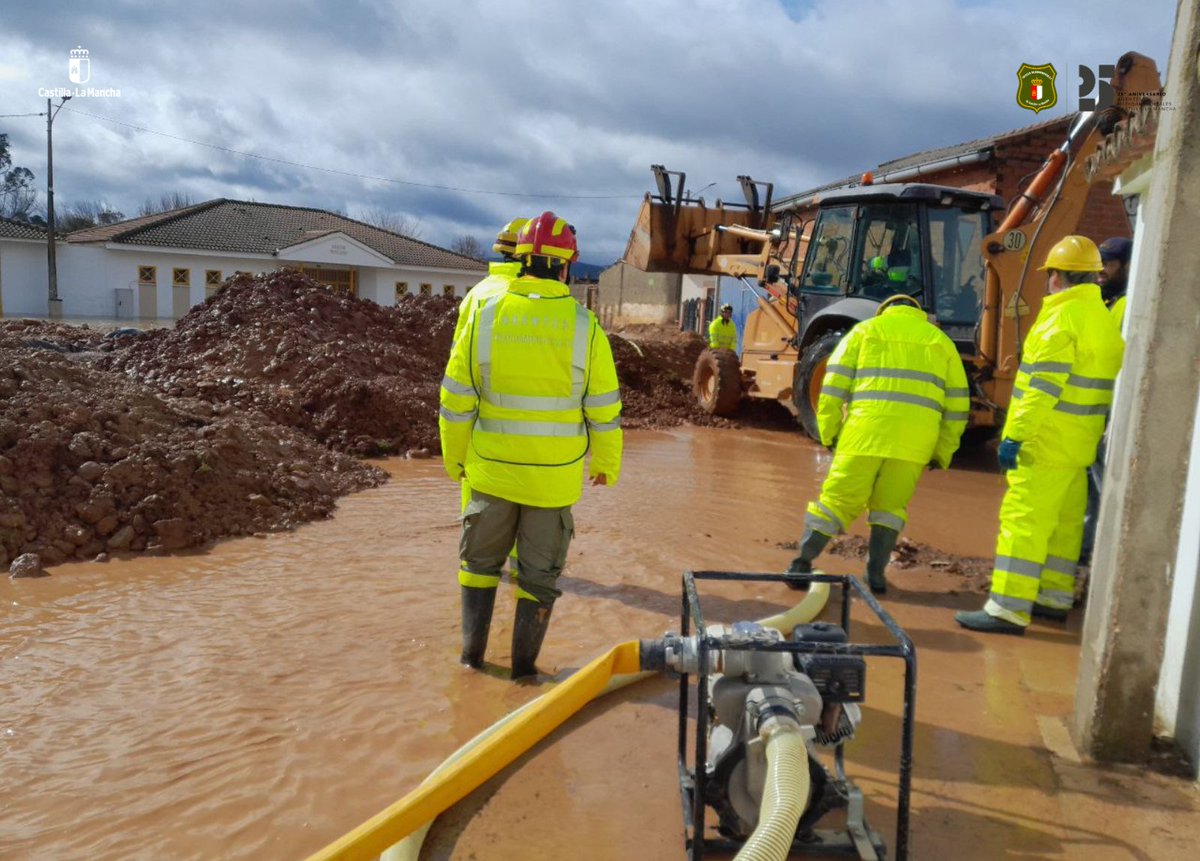 AAMM_JCCM's tweet photo. 🚨El Cuerpo de #AgentesMedioambientales de @gobjccm, junto a #BBFF, dentro del @Plan_INFOCAM, continuamos trabajando en labores de achique y construcción de diques de contención en #TalaveraDeLaReina y #ElRobledo 

#CiudadReal #Toledo https://t.co/7Lx3ERPeYd