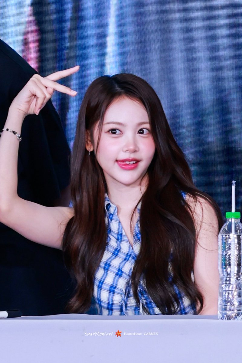 suarmentari's tweet photo. 260213 FOCUS Fansign in Bangkok

หวังว่าประกายในดวงตาของเธอนั้นจะเป็นแบบนี้ตลอดไปนะ ☀️🤍

I hope the sparkle in your eyes stays like this forever <3

#CARMEN #카르멘 #カルメン 
#Hearts2Hearts #하츠투하츠 https://t.co/lvHLm8ANmE