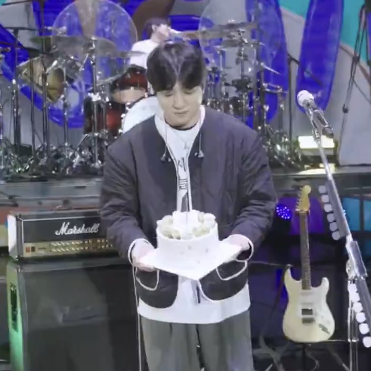 😭 the cake really looks like it changed size 😭