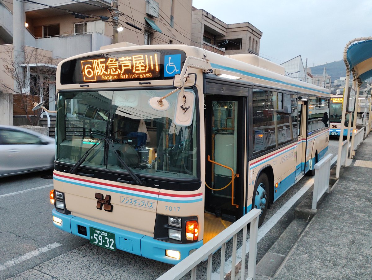 tanbaji183's tweet photo. 阪急バス 7017
こちらはATのPDG-LV234
ターボ音を響かせながら苦楽園の坂を登りました https://t.co/q0tOW5IMkd