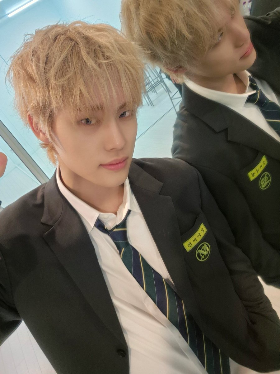 [#전여여정]

오랜만에 교복이다👔