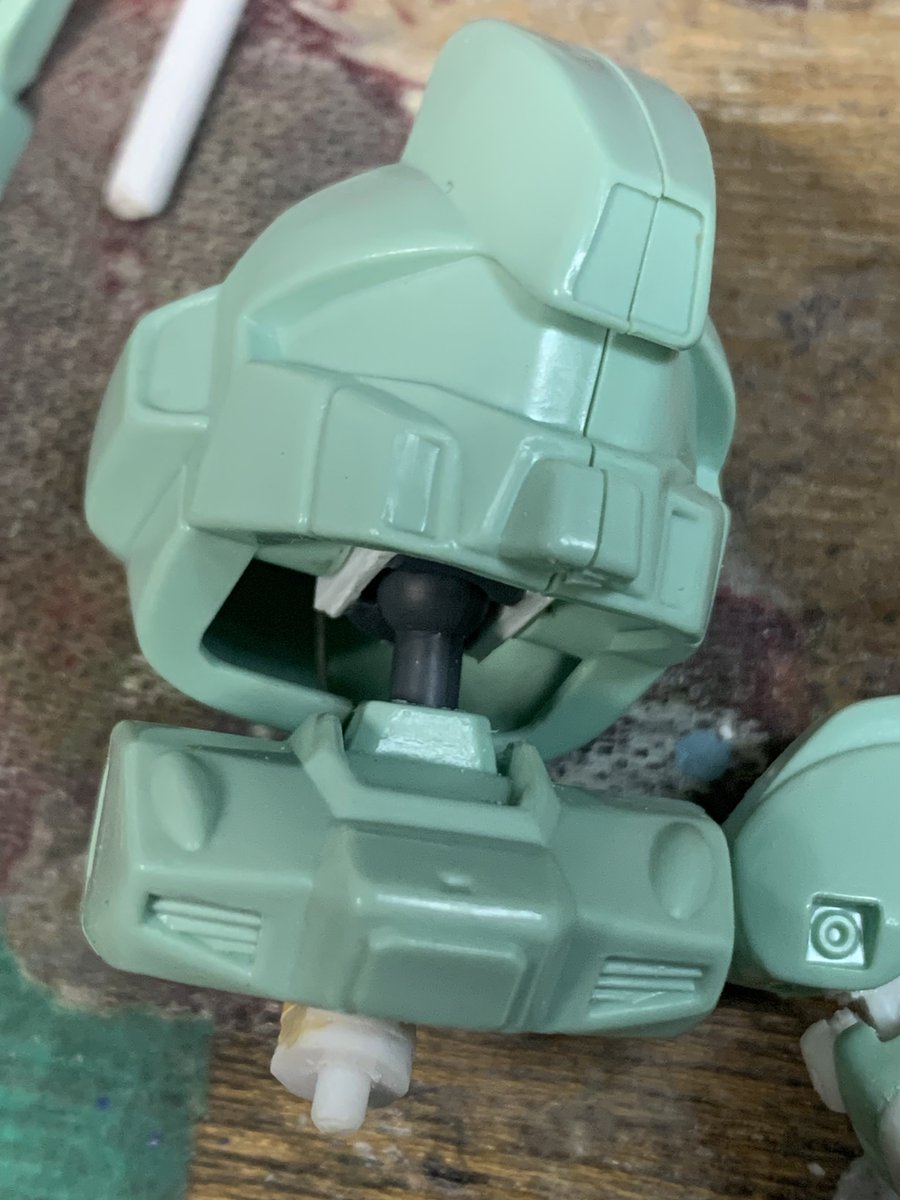 ボールデンの軸受パーツの切り欠き面はフラットなのでプラ板を貼って横軸を追加すれば両軸ボールジョイントになるという事に気付く。
ボール軸はスライドして伸びるようにしとけば干渉避けができますね〜。
こりゃ簡単でいいわ。
#BB戦士 #ジェガン