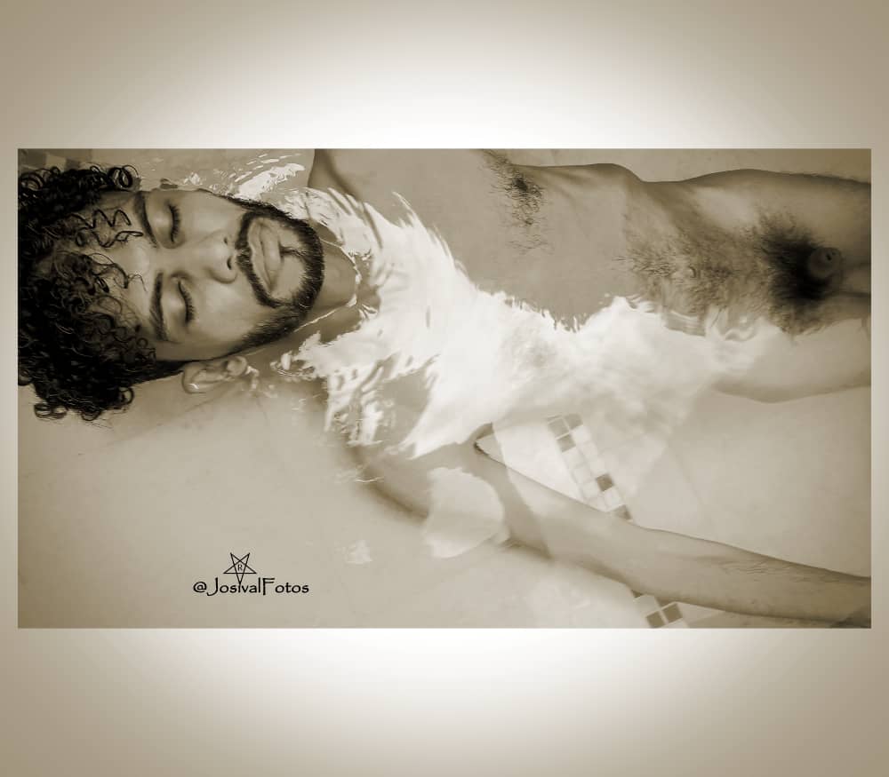 JosivalLust's tweet photo. „Ich vermisse dich,
weißt du?
so wie ich mich selbst vermisse
oder die Wunder, die nie geschehen.“
(Carilda Oliver Labra, kubanische Dichterin)
Model: #Ruandi Nr. 26 @RuandiGongora
Foto: @JosivalFotos
#11Februar 2026
Und … bei @JosivalNegro
#Mann #NackteKünstler im #Wasser https://t.co/XLltiAt3oY