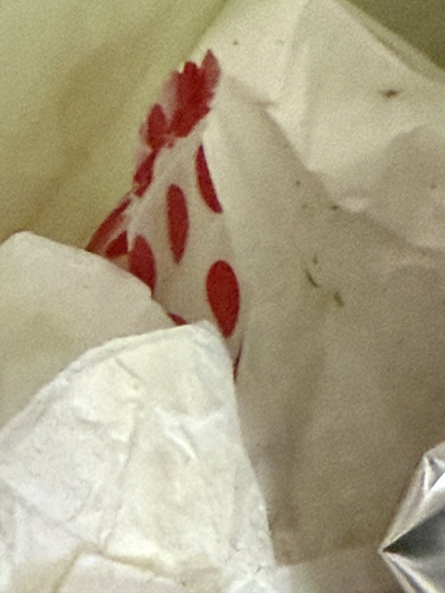 開到一半的娃娃酥直接掉進垃圾桶裡😭😭😭
花惹發我的手手