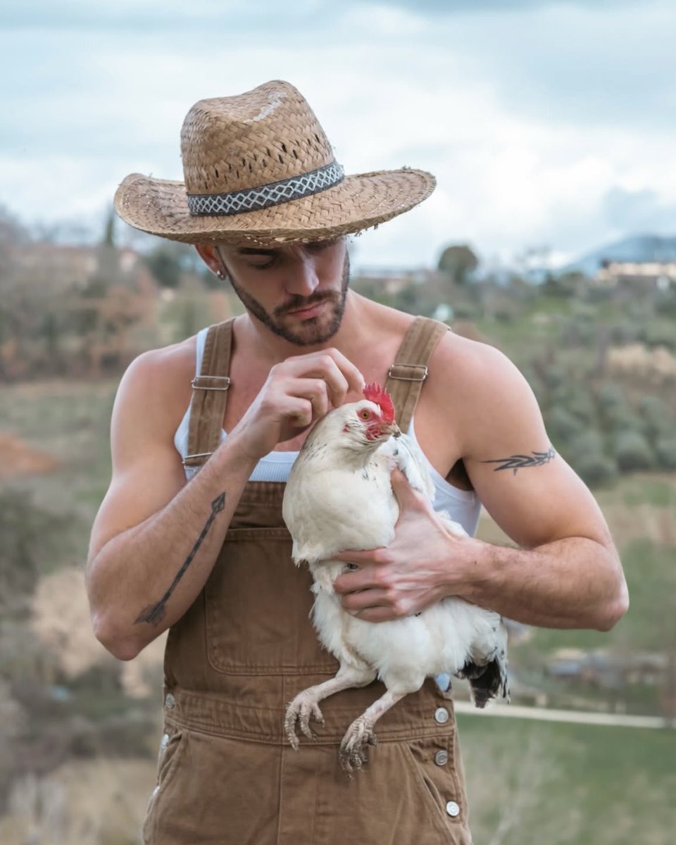 solo lui poteva pensare a fare delle foto con una capra e una gallina